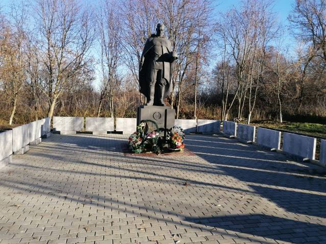 В селе 2-е Поныри дополнительно увековечены 792 советских солдата