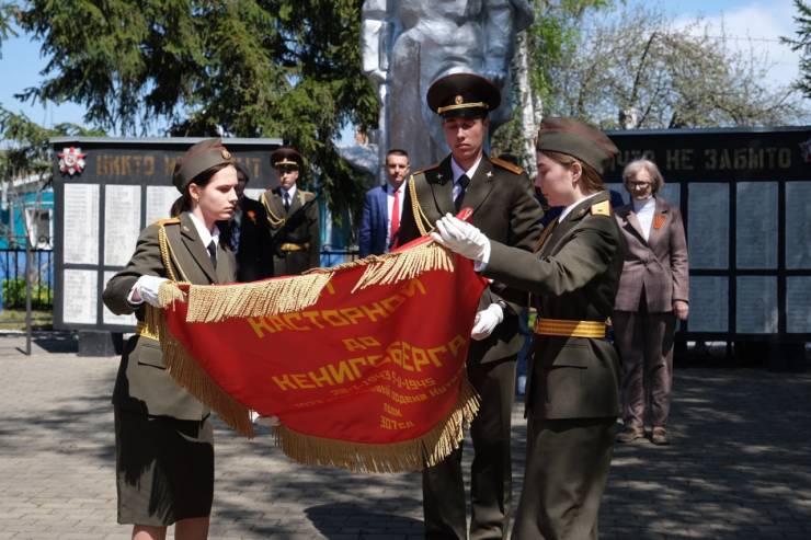 В поселке Касторное прошла церемония передачи копий Боевого пионерского знамени